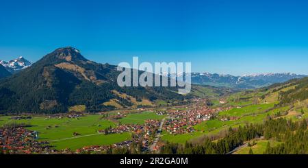 Panorama de l'Ostrachtal avec Bad Oberdorf, Bad Hindelang, et Imberger Horn, 1656m, Oberallgäu, Allgäu, Swabia, Bavière, Allemagne, Europe Banque D'Images