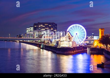 Kranhäuser, Musée du chocolat Imhoff, Ferris Wheel et Malakofturm, Cologne, Rhénanie-du-Nord-Westphalie, Allemagne, Europe Banque D'Images