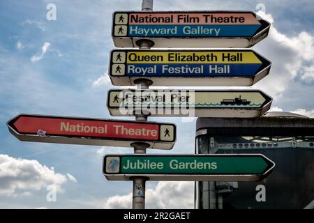 Panneaux indiquant les installations du London Southbank Center. ROYAUME-UNI. Banque D'Images