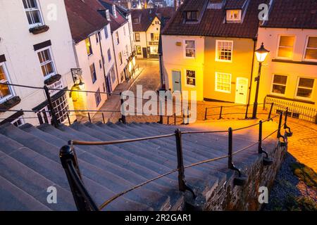 Ancien escalier à Whitby, dans le North Yorkshire, en Angleterre. Le soir, éclairé. 199 étapes. Banque D'Images