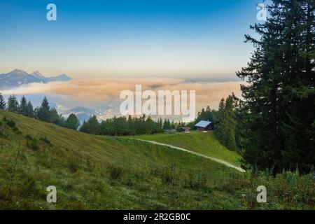 Vue du Tegelberg vers Füssen, au premier plan il y a une cabane alpine dans la vallée, vous pouvez voir d'épaisses wafts de brouillard. Fussen, Allgaeu, Souabe Banque D'Images