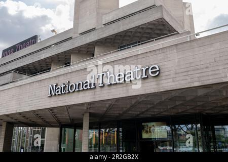 Londres. ROYAUME-UNI- 05.17.2023. Le panneau de nom et la vue sur la rue du Théâtre national dans le centre de Southbank. Banque D'Images