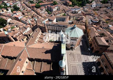 Vue sur le Battistero di San Giovanni Battista et le Duomo depuis Torrazzo, Cremona, Lombardie, Italie, Europe Banque D'Images