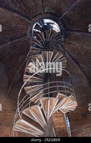 Vue sur l'escalier en colimaçon indépendant dans le clocher de Torrazzo, Cremona, Lombardie, Italie, Europe Banque D'Images