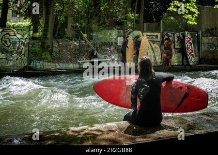 Surfer am Eisbach im Englischen Garten, München, Oberbayern, Bayern, Allemagne, Europa Banque D'Images