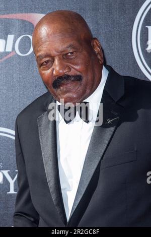 **PHOTO DE FICHIER** Jim Brown est décédé. LOS ANGELES, CA - JUILLET 16 : jim Brown aux 2014 ESPs de Nokia Theatre L.A. Vivez à Los Angeles, Californie sur 6 juillet 2014. Crédit : mpi99/MediaPunch Banque D'Images