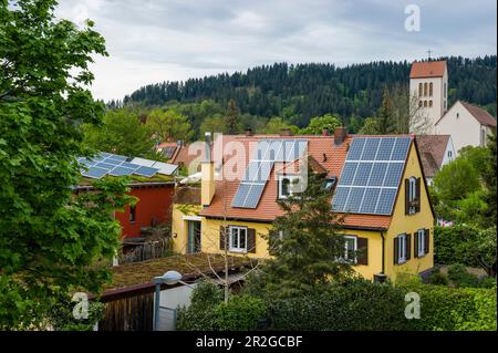 Maisons individuelles avec systèmes PV, Freiburg im Breisgau, Forêt Noire, Bade-Wurtemberg, Allemagne Banque D'Images