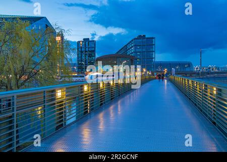Gare centrale de Berlin et Washingtonplatz la nuit à Berlin, Allemagne Banque D'Images