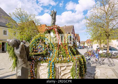 Fontaine de Pâques décorée avec des œufs de Pâques colorés à Ebermannstadt sur la place du marché en Suisse franconienne, Bavière, Allemagne Banque D'Images