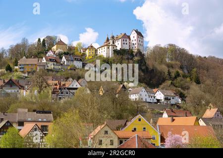 Egloffstein avec le château d'Egloffstein en Suisse franconienne, Bavière, Allemagne Banque D'Images