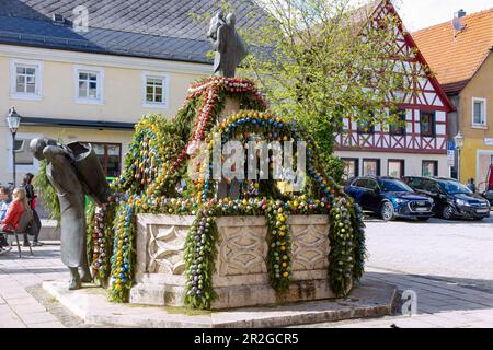 Fontaine de Pâques décorée avec des œufs de Pâques colorés à Ebermannstadt sur la place du marché en Suisse franconienne, Bavière, Allemagne Banque D'Images