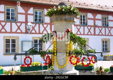 Fontaine de Pâques décorée avec des œufs de Pâques colorés en face de l'hôtel de ville sur la place du marché à Markt Heiligenstadt en Suisse franconienne, B Banque D'Images