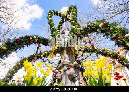 Fontaine de Pâques décorée d'œufs de Pâques colorés sur la place du marché de Gräfenberg en Suisse franconienne, Bavière, Allemagne Banque D'Images