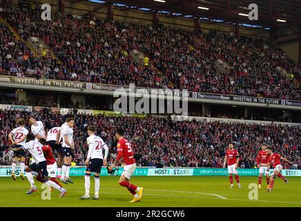 Adam Phillips de Barnsley (à droite) prend un coup de pied gratuit pendant le match de la demi-finale de la deuxième jambe de la Sky Bet League au stade Oakwell, Barnsley. Date de la photo: Vendredi 19 mai 2023. Banque D'Images