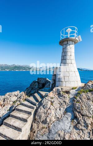 Phare sur la côte de l'île de Kolocep près de Dubrovnik, Croatie Banque D'Images