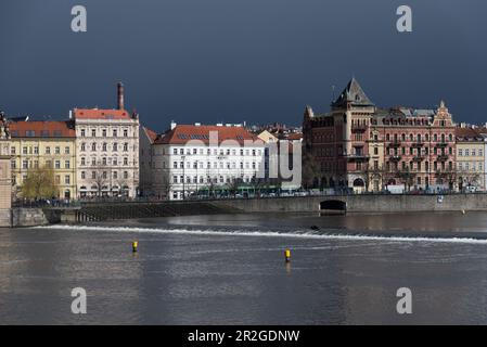 Nuages noirs de pluie, système de protection contre les inondations dans la Vltava, certaines parties de la vieille ville, Prague, République tchèque Banque D'Images