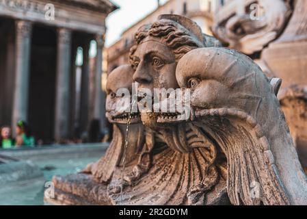 Obelisco Macuteo ou Obelisco del Pantheon, obélisque égyptien sur la Piazza della Rotonda au sommet d'une fontaine en face du Panthéon, Rome, Latium, Italie, Banque D'Images