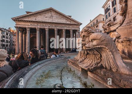 Obelisco Macuteo ou Obelisco del Pantheon, obélisque égyptien sur la Piazza della Rotonda au sommet d'une fontaine en face du Panthéon, Rome, Latium, Italie, Banque D'Images