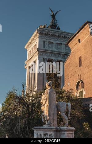 Statue de Castor (Statua di Castore) à l'entrée de la Piazza del Campidoglio, sur la colline du Capitole Rome, Latium, Italie, Europe Banque D'Images