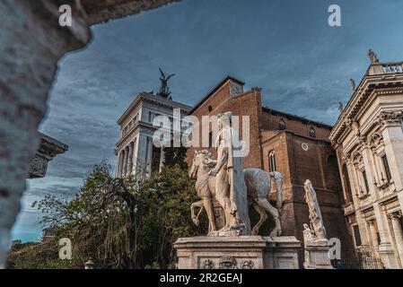 Statue de Castor (Statua di Castore) à l'entrée de la Piazza del Campidoglio, sur la colline du Capitole Rome, Latium, Italie, Europe Banque D'Images