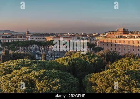 Vue depuis le Castel Sant'Angelo, Castel Sant'Angelo, site classé au patrimoine mondial de l'UNESCO sur Saint-Ange Pont Angelo (Ponte Sant'Angelo) et Rome, Latium, Italie, Euro Banque D'Images