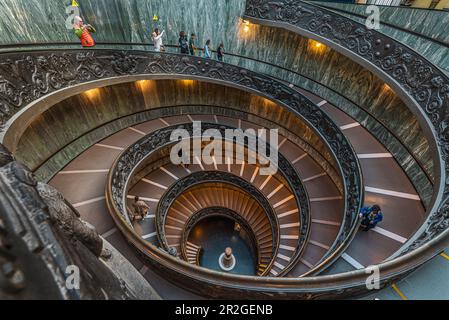 Escalier en colimaçon conçu par Giuseppe Momo en 1932 est un escalier en double hélice, Musée du Vatican, Rome, Lazio, Italie, Europe Banque D'Images