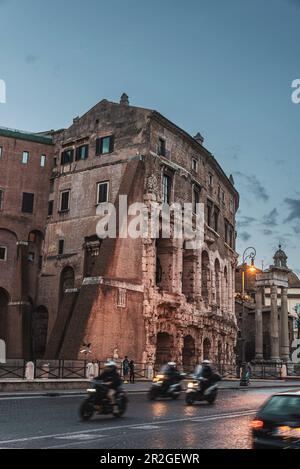 Théâtre de Marcellus de la Rome antique qui existe maintenant comme une habitation, Rome, Lazio, Italie, Europe Banque D'Images