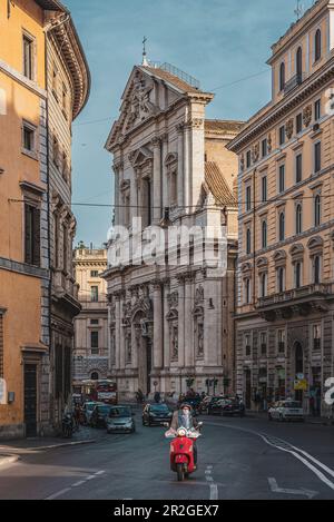 Vespa rouge en face de Sant'Andrea della Valle, Rome, Latium, Italie, Europe Banque D'Images