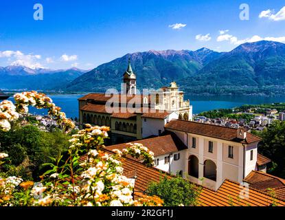 Le sanctuaire de Madonna del Sasso surplombant les Alpes et le lac majeur, Tessin, Suisse Banque D'Images