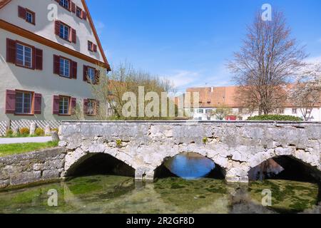 Doubles plis; ancien monastère bénédictin et ancien couvent de notre-Dame, bâtiment du couvent et ancien pont en pierre à Munsterplatz, dans le Jura souabe, Baden- Banque D'Images