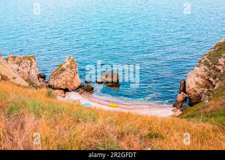 Seascape.Sandy Beach dans une baie de mer montagneuse en été, vue de dessus. Banque D'Images