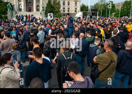 19 mai 2023, Belgrade, Serbie, manifestation populaire organisée par l'opposition politique exigeant la démission de certains ministres et une approche égale des médias Banque D'Images