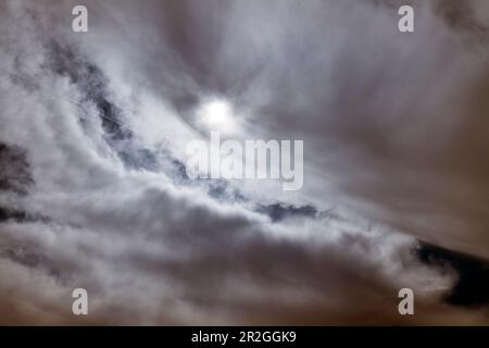 Nuages mystérieux et soleil au-dessus du parc national Coral Pink Sand Dunes ; Utah ; États-Unis Banque D'Images