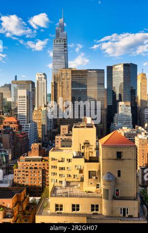 Horizon de Midtown Manhattan avec un Vanderbilt vu depuis un toit dans le quartier historique de Murray Hill, 2023, New York City, États-Unis Banque D'Images