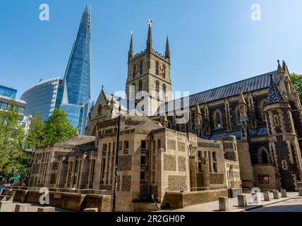 Southwark Cathedral avec Shard qui se profile à l'arrière à Londres Banque D'Images