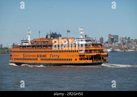 Le ferry de Staten Island traverse régulièrement le port de New York de Staten Island à Manhattan, 2023, New York, États-Unis Banque D'Images