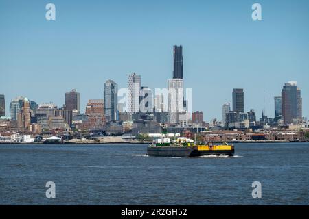 Horizon de Brooklyn, y compris la tour de Brooklyn, vue depuis le ferry de Staten Island dans le port de New York, 2023, New York City, États-Unis Banque D'Images