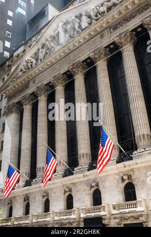 La façade de la Bourse de New York est ornée de drapeaux américains, 2023, New York City, USA Banque D'Images