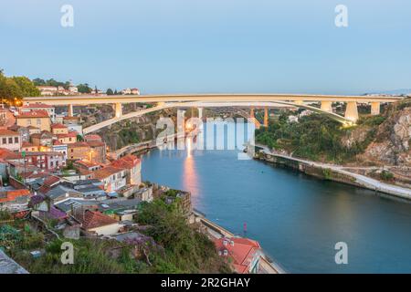 Trois ponts au-dessus du fleuve Douro à Porto, Portugal, dans la soirée Banque D'Images