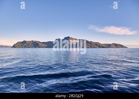 Vue sur l'île du Nord-Fugloya, Vannvåg, Norvège Banque D'Images