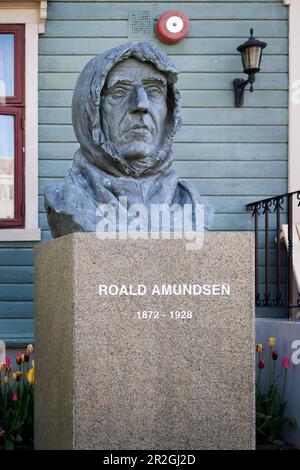 Buste du marin norvégien et explorateur polaire Roald Engelbregt Gravning Amundsen, en face du bâtiment Søndre Tollbodgate, 9008 Tromsø, Norvège Banque D'Images