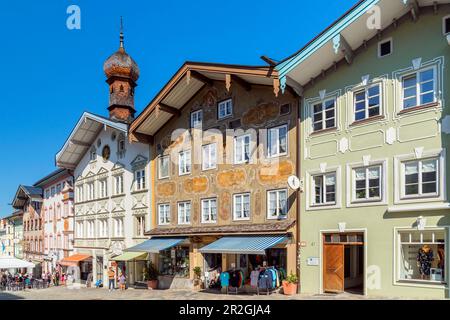Boutiques dans la zone piétonne de Bad Toelz, haute-Bavière, Bavière, Allemagne Banque D'Images