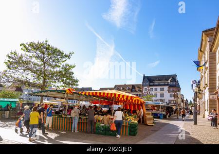 Rathausplatz avec marché hebdomadaire donnant sur la pharmacie Adler à Landau dans le Palatinat, Rhénanie-Palatinat, Allemagne Banque D'Images