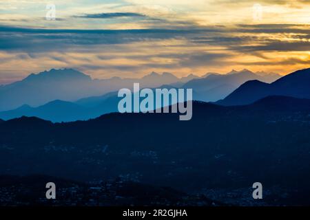 Montagnes dans la brume, coucher de soleil, vue de Monte Bré, Lugano, lac de Lugano, Lago di Lugano, Tessin, Suisse Banque D'Images