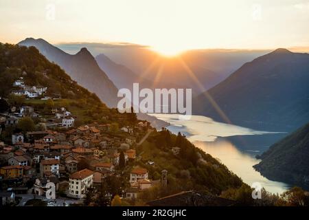 Vue sur le Brè, le lever du soleil, le Monte Brè, Lugano, le lac de Lugano, Lago di Lugano, Tessin, Suisse Banque D'Images