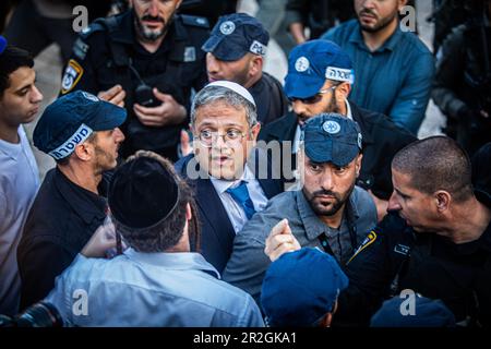 Jérusalem, Israël. 18th mai 2023. Le ministre israélien de la sécurité nationale Itamar Ben-Gvir regarde la porte de Damas à Jérusalem pendant la marche du drapeau. Des dizaines de milliers de jeunes religieux-sionistes, hommes et femmes, ont défilé dans la capitale en faisant passer les drapeaux de l'étoile de David dans la vieille ville de Jérusalem, dans le cadre d'une marche controversée du drapeau, Marquant la réunification de la ville pendant la guerre des six jours et la prise par Israël du Mont du Temple et du mur occidental, les sites les plus saints du judaïsme. Crédit : SOPA Images Limited/Alamy Live News Banque D'Images