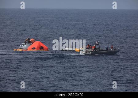 1 novembre 2018 - États-Unis - en cours essai de récupération-7 (URT-7), États-Unis Les plongeurs de la marine s'entraînent à fixer le « porche avant » sur une version d'essai de la capsule Orion. Pendant les opérations de récupération, les futurs astronautes à bord d'Orion auront le choix de rester dans la capsule pendant qu'elle est tirée dans le pont d'un navire de la Marine, ou être tirés immédiatement et mis sur le porche avant jusqu'à ce qu'il soit pris par un petit bateau de retour au navire. L'OURT-7 fait partie d'une série d'essais visant à vérifier et à valider les procédures et le matériel qui seront utilisés pour récupérer l'engin spatial Orion après qu'il éclabousse dans l'océan Pacifique après d Banque D'Images