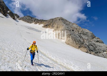 L'alpinisme féminin descend au-dessus du glacier de Marmolada, Marmolada, Dolomites, site du patrimoine mondial de l'UNESCO des Dolomites, Trentin, Italie Banque D'Images