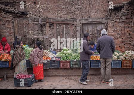 Marché de légumes colorés en face des ruines détruites par les tremblements de terre, Bhaktapur, Lalitpur, vallée de Katmandou, Népal, Himalaya, Asie, UNESCO World Herit Banque D'Images