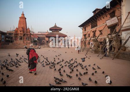 Pigeons, temples tumbledwn et Palais Royal, Bhaktapur, place Durbar, Lalitpur, Vallée de Katmandou, Népal, Himalaya, Asie, site du patrimoine mondial de l'UNESCO Banque D'Images